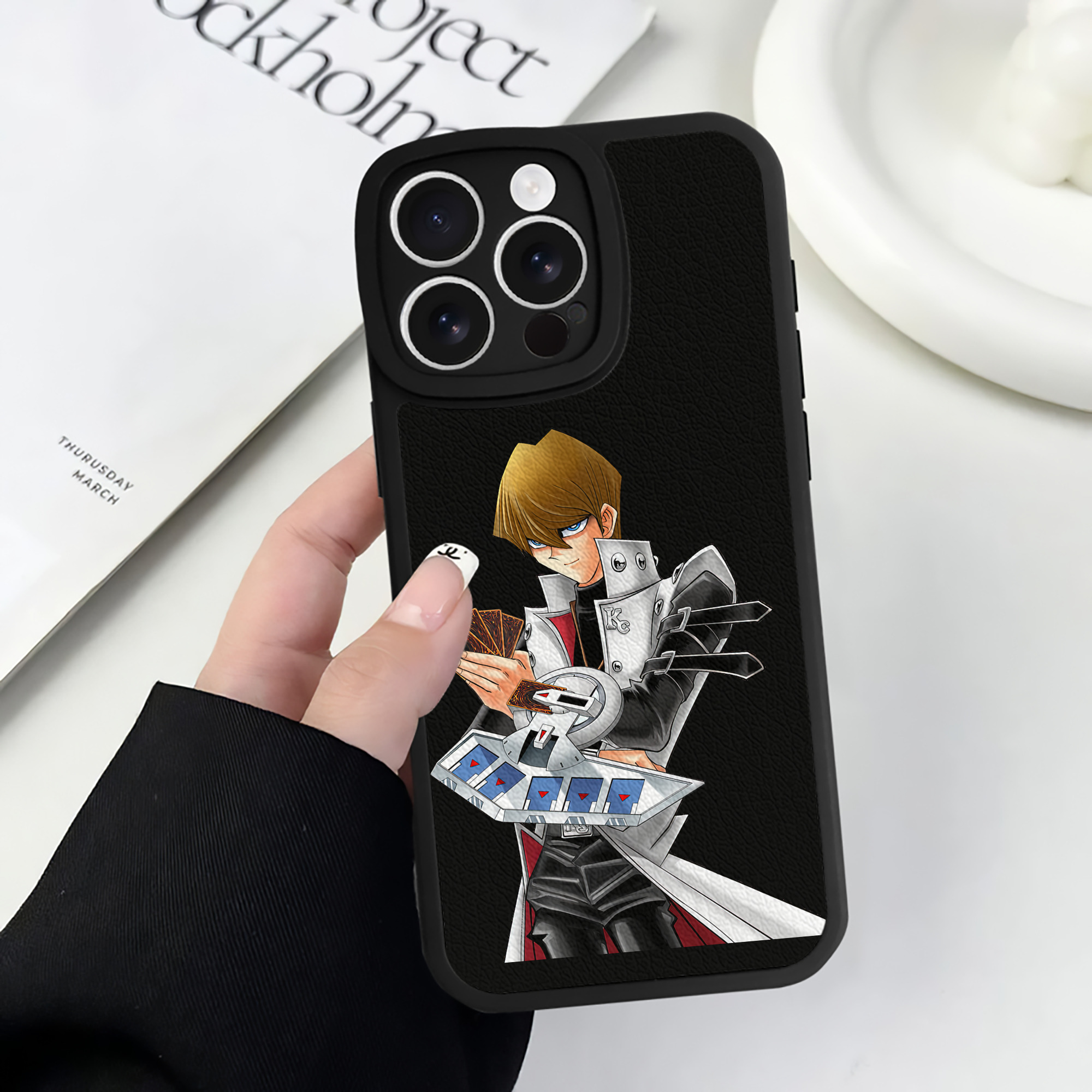 （画像用） 遊☆戯☆王 Yu-Gi-Oh! 【iPhone 16シリーズ対応】シリコンスマホケース（レザー調） 材質：シリコン